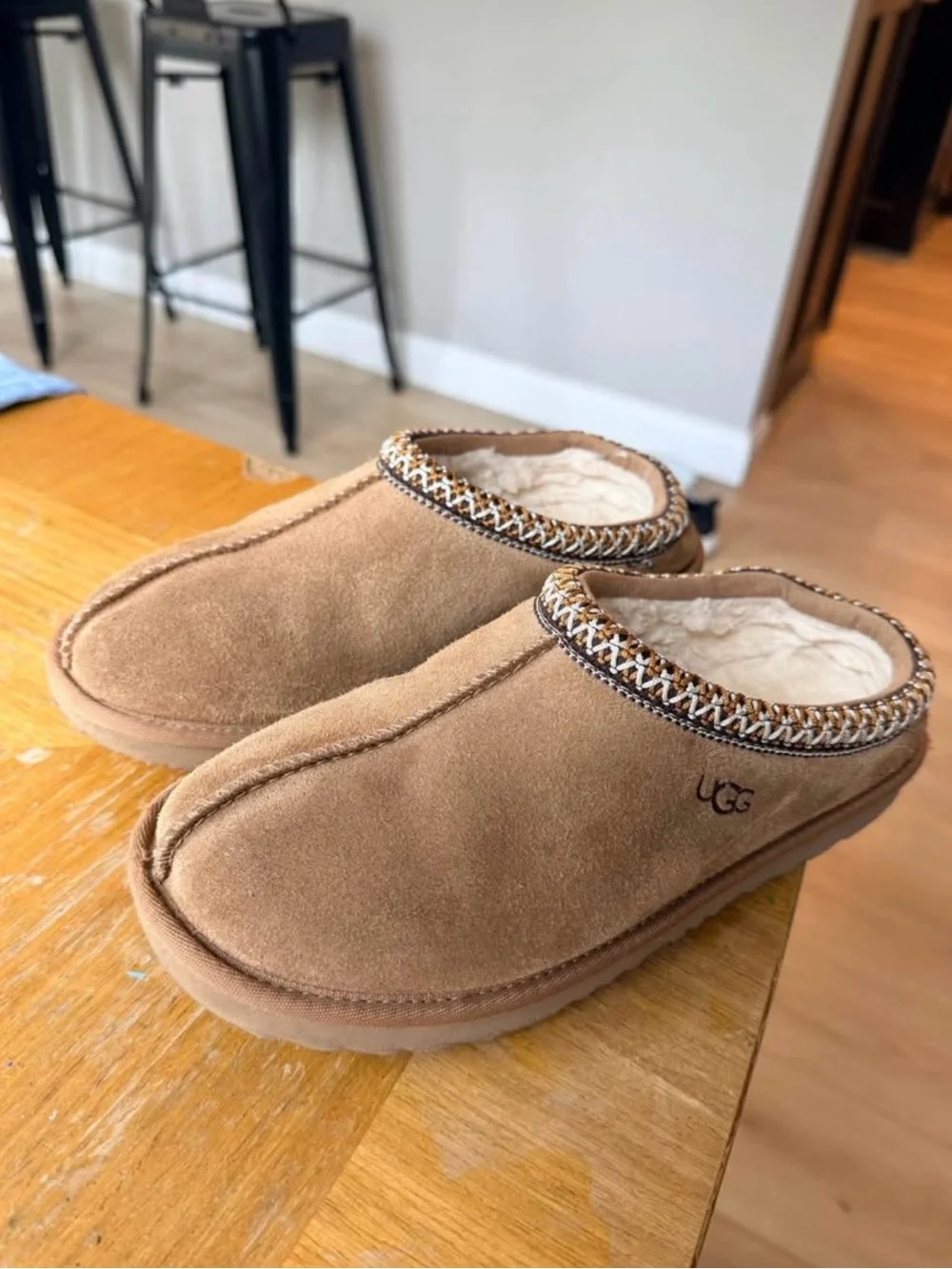 UGG Youth Size 5 Chestnut Suede Tasman Slippers